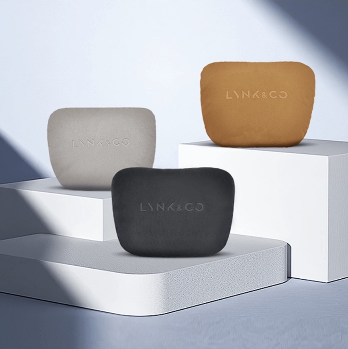 Подушка под голову Lynk & Co