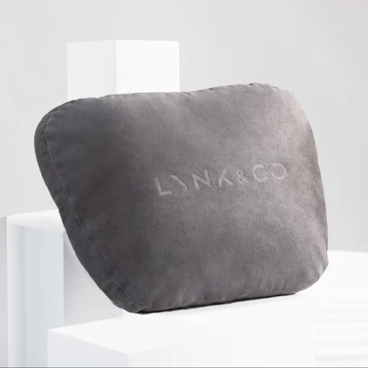 Подушка под голову Lynk & Co