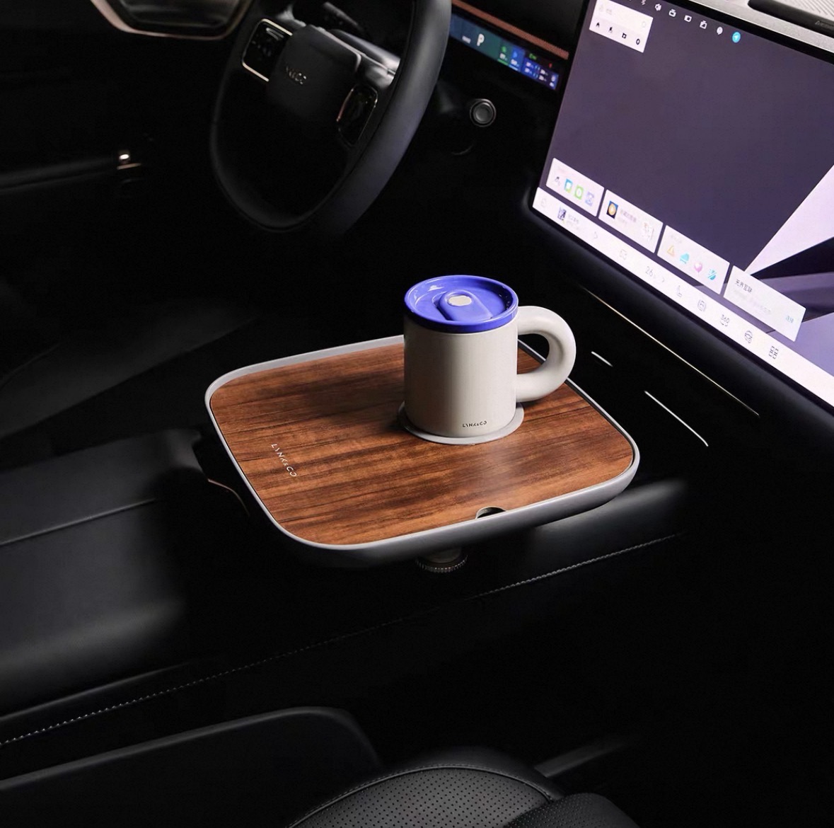 Автомобильный столик с креплением в подстаканник для Lynk & Co
