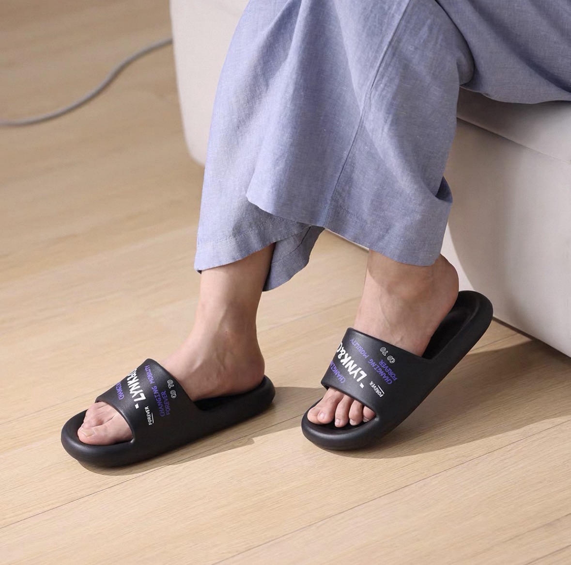 Брендовые резиновые тапочки Lynk & Co