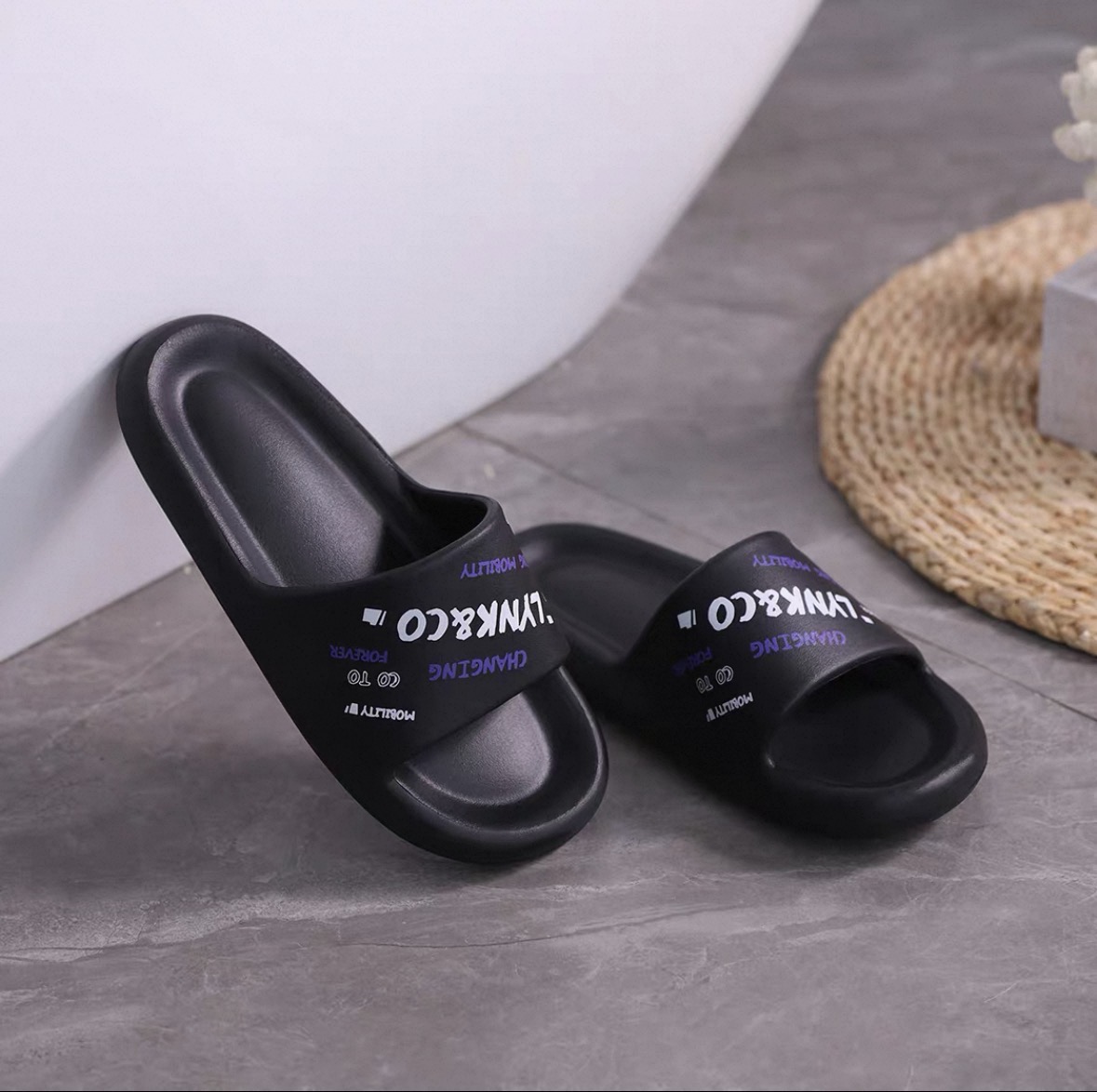 Брендовые резиновые тапочки Lynk & Co